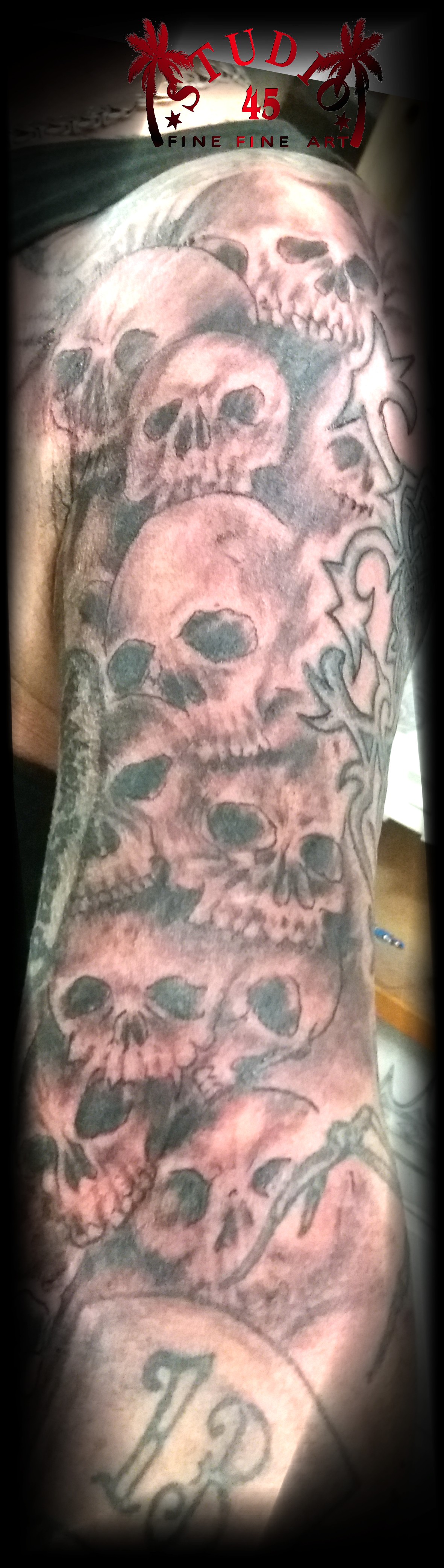 Skull Oberarm Tattoo Black and Grey Recklinghausen STUDIO 45